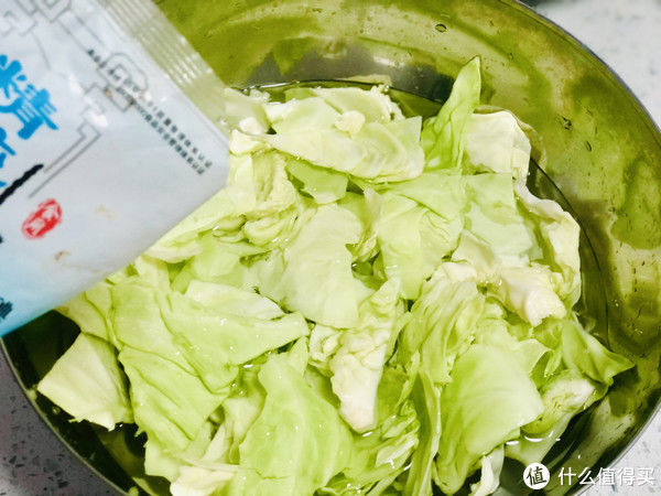干辣椒|做手撕包菜，应该焯水还是过油？教你正确做法，爽脆清甜还不出水