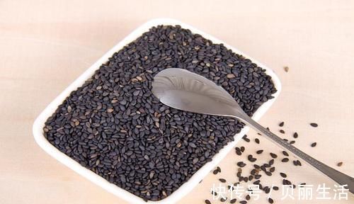 毛发|中老年人会长白发,多与这2个原因有关,得提前预防了