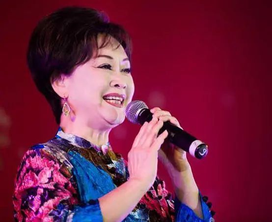 歌唱家|歌唱家李谷一文化修养很不错,这从她的书法中也可见一斑!