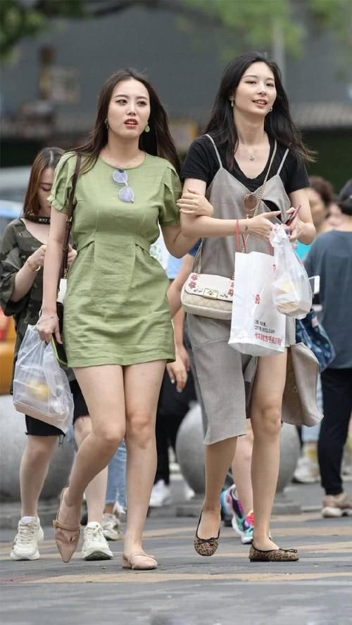 时尚界|一袭紧身连衣裙的姐妹花，突显苗条身材，真是时尚界姐妹花！