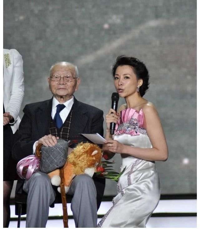 央視最強(qiáng)陣容齊聚，董卿攜手康輝穩(wěn)站C位，龍洋為何被力捧？