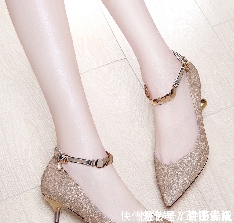 稳健 穿细跟鞋怕崴脚,穿粗跟鞋嫌不好看,4款优雅迷人的酒杯跟试试看