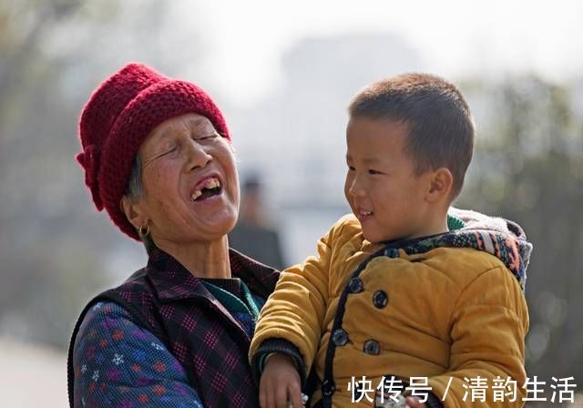 不良习惯|孩子躺在地上赖皮不起,奶奶的“神操作”值得夸赞,隔代育儿典范
