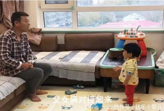 袖子|“操心宝宝”拉衣服火了,嫌弃妈妈逛街穿得太“清凉”你露肉了