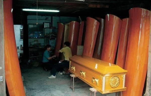 照顾|棺材铺上联:这买卖稀奇,人人怕照顾我,要照顾我,下联精妙绝伦