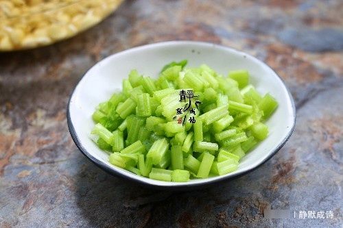 此菜大家要常吃，既清口又營(yíng)養(yǎng)，價(jià)格也便宜，兩塊錢就能做1盤