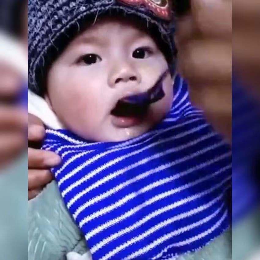 家长|妈妈给宝宝喂水，没想到却喂一口吐两口，网友：搁这儿是卡bug呢