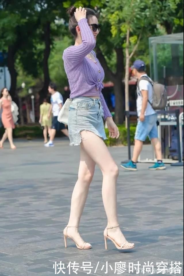 休闲|街拍这位女士的穿搭，非常的休闲迷人