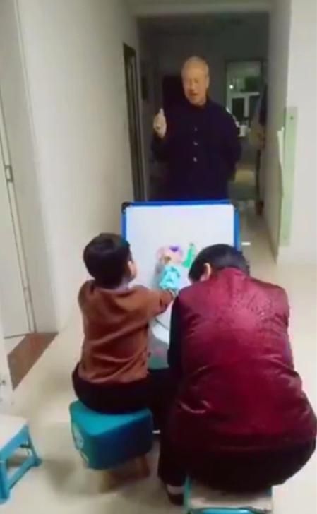 成品|孙子给爷爷画肖像,爷爷摆了半天的造型,看到成品后奶奶笑坏了