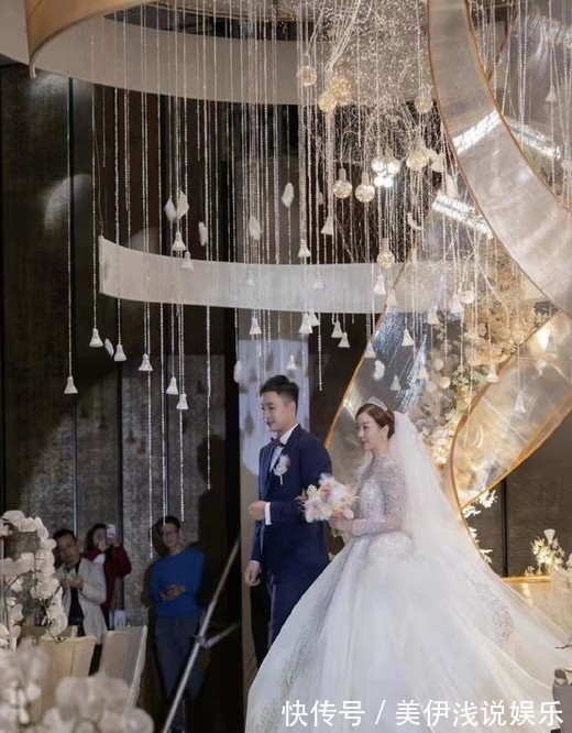 婚礼现场|恭喜!国羽又一名将大婚,娇妻肤白貌美气质佳,林丹杨晨到场祝贺