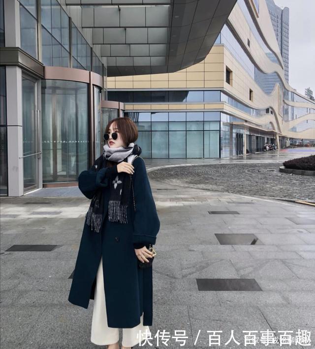 大衣下面应该搭什么懂搭配的女生都喜欢这样穿,优雅显瘦又耐看