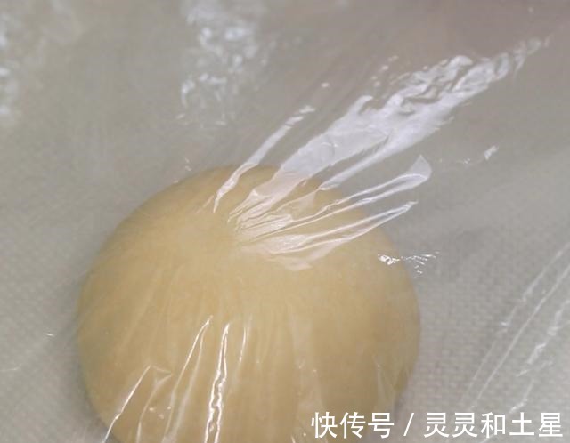 低筋面粉|夏天做面包，2个动作10分钟揉出手套膜，面包松软蓬松一次就成功！