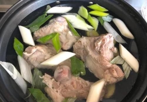 它比排骨便宜,比牛羊肉温和,一斤只需十块钱,炖上一锅真解馋