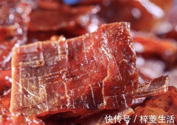 女生出门容易晕车，包里适合放着慢慢吃的零食，话梅上榜，很实用