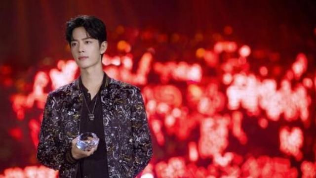 星光大赏肖战深情演唱,粉丝现场红海应援,欢乐中却出现不同声音
