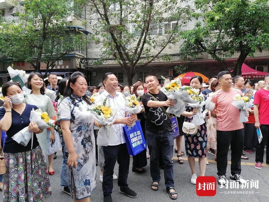 封面新闻|成都中考结束，7月2日公布成绩 家长鲜花迎接考生出场