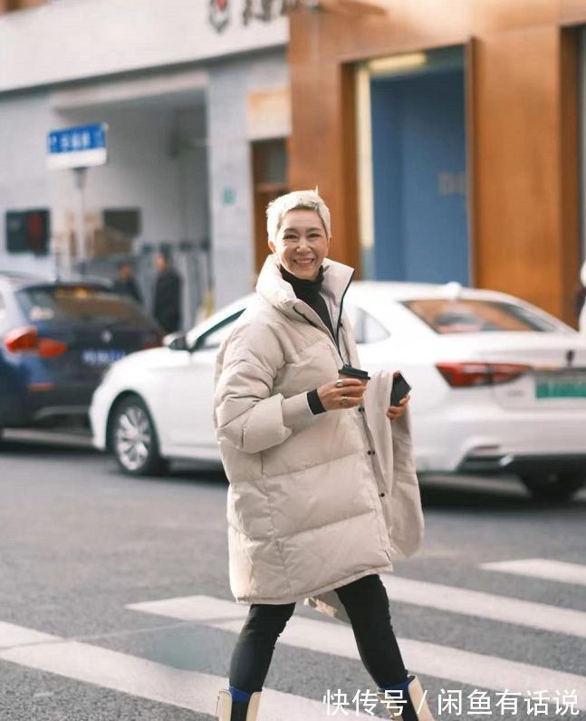 马丁靴|60岁奶奶才不服老,穿高帮靴骑单车出门,一头白发还剪寸头太拉风