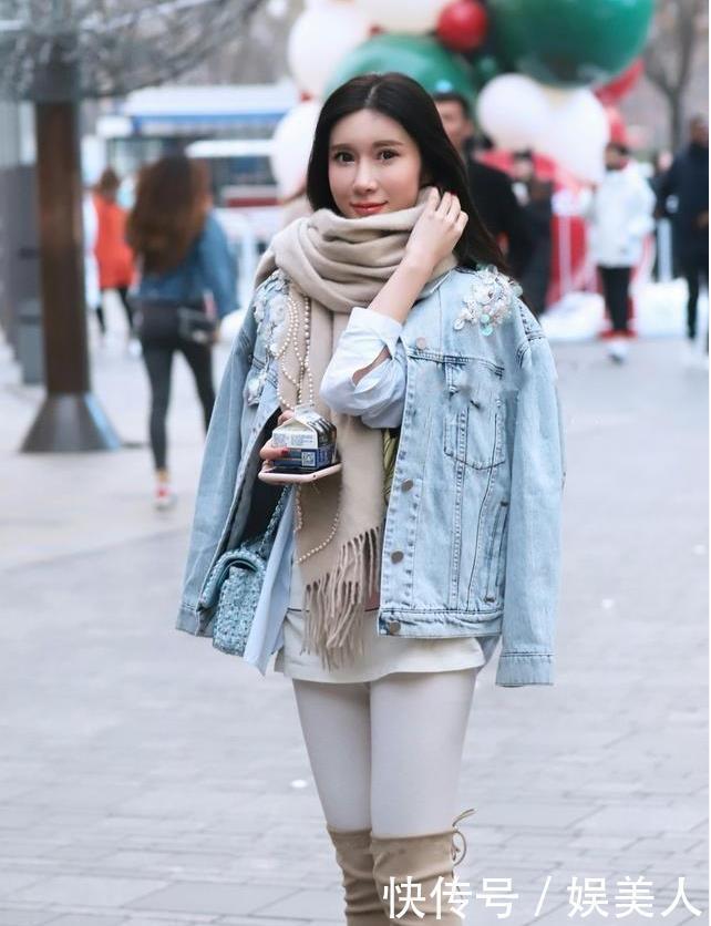 街拍黑色紧身上衣+黑色百褶裙+高筒靴,青春亮丽,美感十足