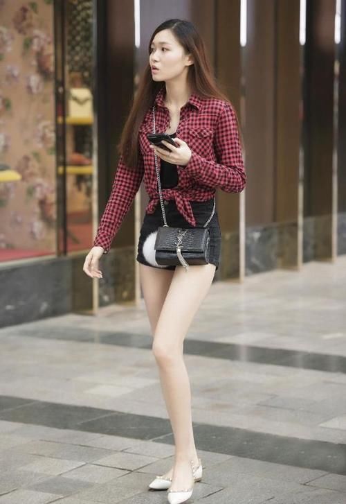 “筷子腿”真过时了？好像并非如此，像美女这样穿依旧更具优势！