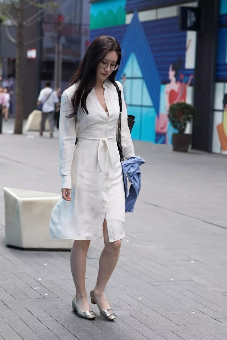 长裙|街拍淑女范十足的穿搭,一袭白色长裙,有一种不食烟火之美
