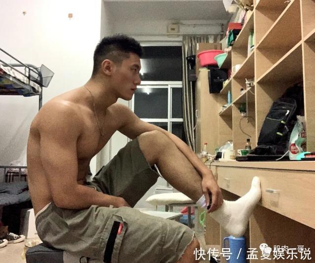 阳光帅气|183cm筋肉大学生酷爱穿灰裤子,这身材太上头了