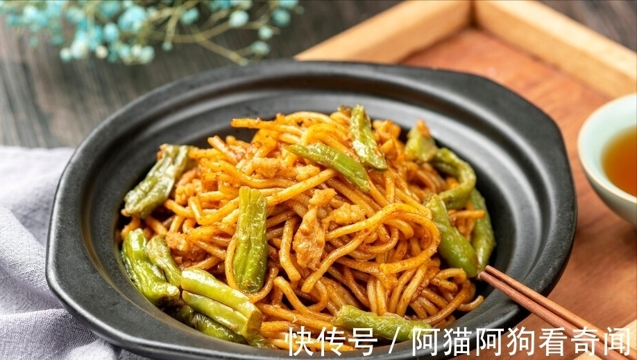 豆角焖面,面条直接下锅是错的,多做1步,根根干香入味,不粘连