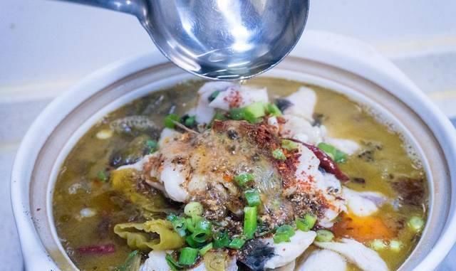 做酸菜鱼时，有人用淀粉，有人用蛋液大厨教你正确做法，太香了