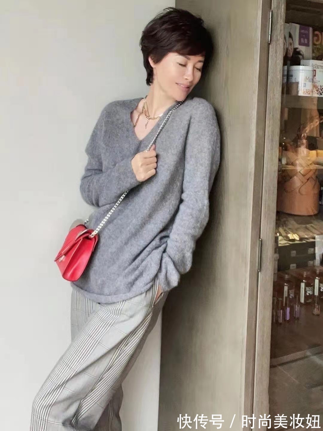 直筒裙|40+女人穿得高级比时髦重要,这位大龄姐姐的穿搭,满身高级感