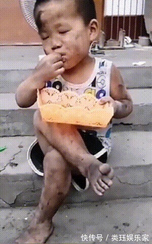 宝妈|儿子灰头土脸的吃着零食,宝妈是又好气又好笑,网友洗洗还能要