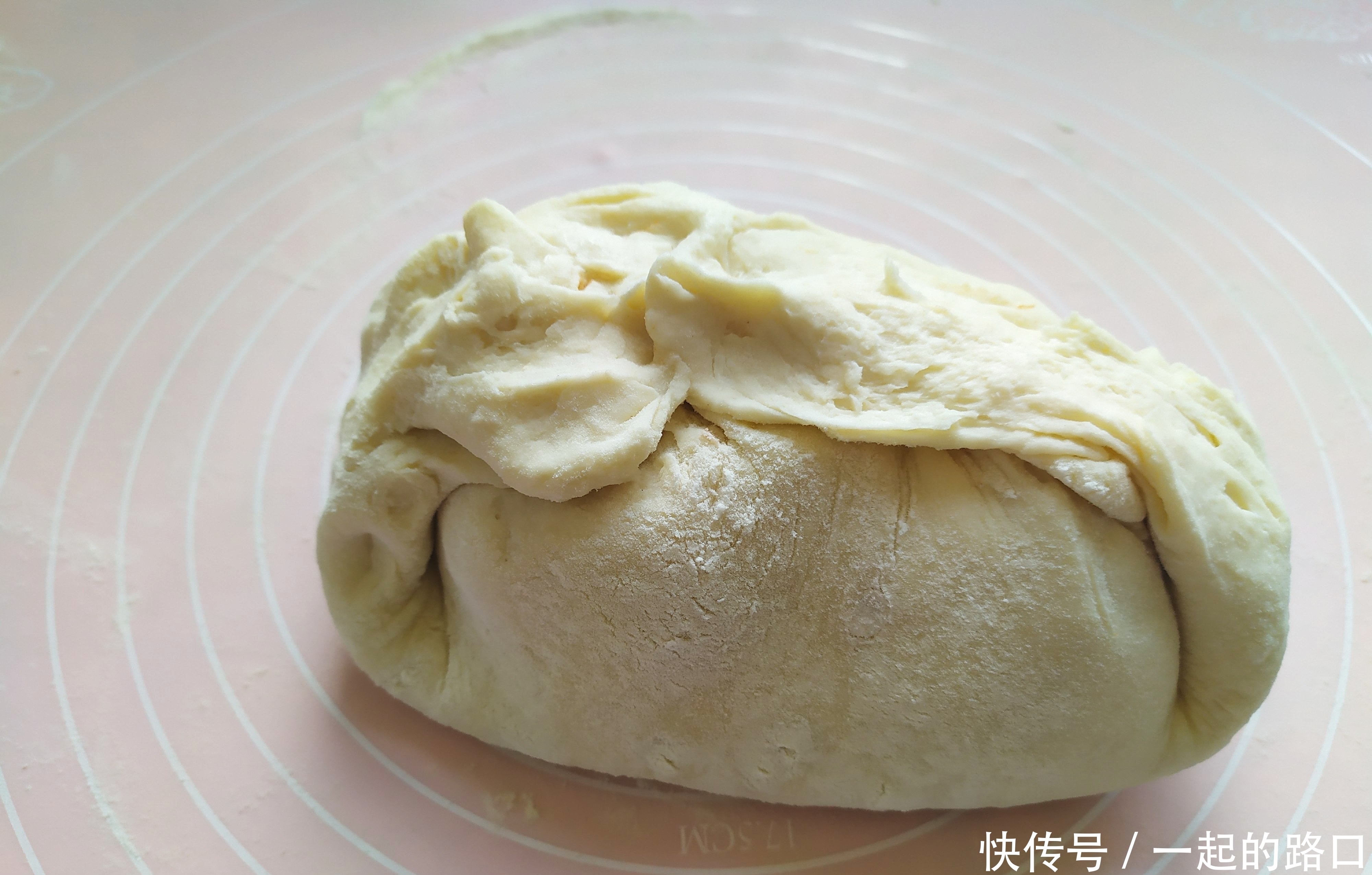 面粉别再蒸馒头了,试试这个做法,孩子一口一个特别喜欢,太香啦