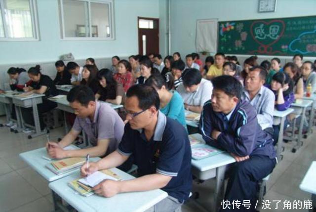 嫌弃|爸爸穿工作服去开家长会,却遭女儿嫌弃,丢下一句“真给我丢人”