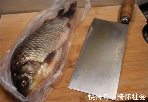 才知道，原来刮鱼鳞这么简单，只需一个塑料袋，刮得又快又干净
