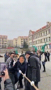 |搞笑GIF段子:传统手艺,知道这是啥的应该都是80后吧