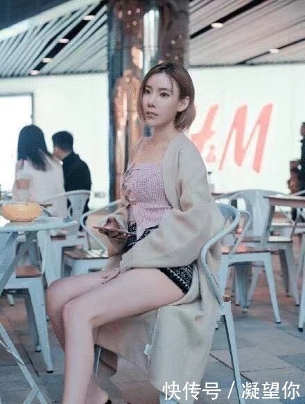 街拍:韵味十足的小姐姐,一身搭配简约而不失优雅,气质超然