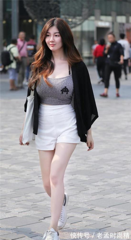 大长腿|高挑靓丽的小姐姐,白色毛衣搭配高腰半裙,尽显性感的气质!