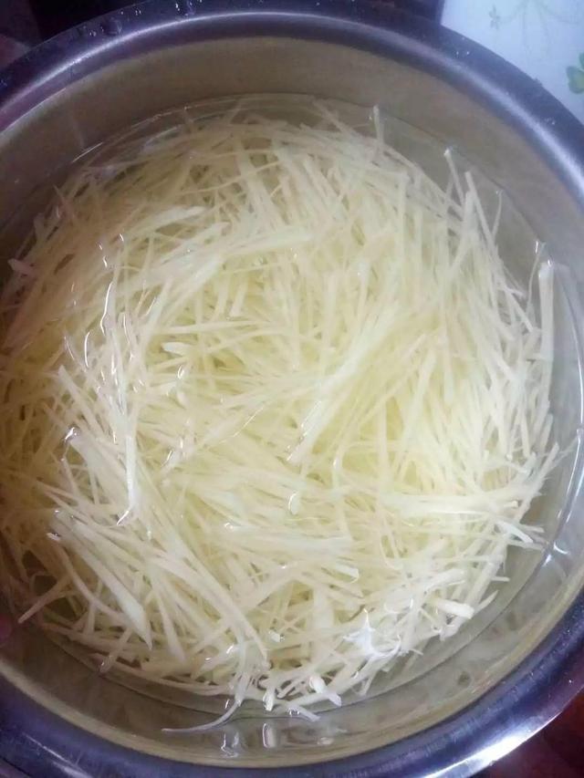 张大爷养花,一年四季用“2种水”浇花,土壤疏松肥沃、养啥都旺