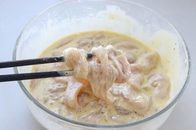 花三块钱买了一块鸡胸，满满当当做一大盘，酸甜焦脆好吃到吮手指