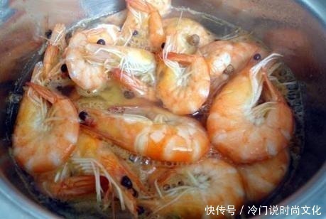 腥味|水煮大虾，放盐还是放醋牢记3个要点，虾肉鲜嫩，还无腥味