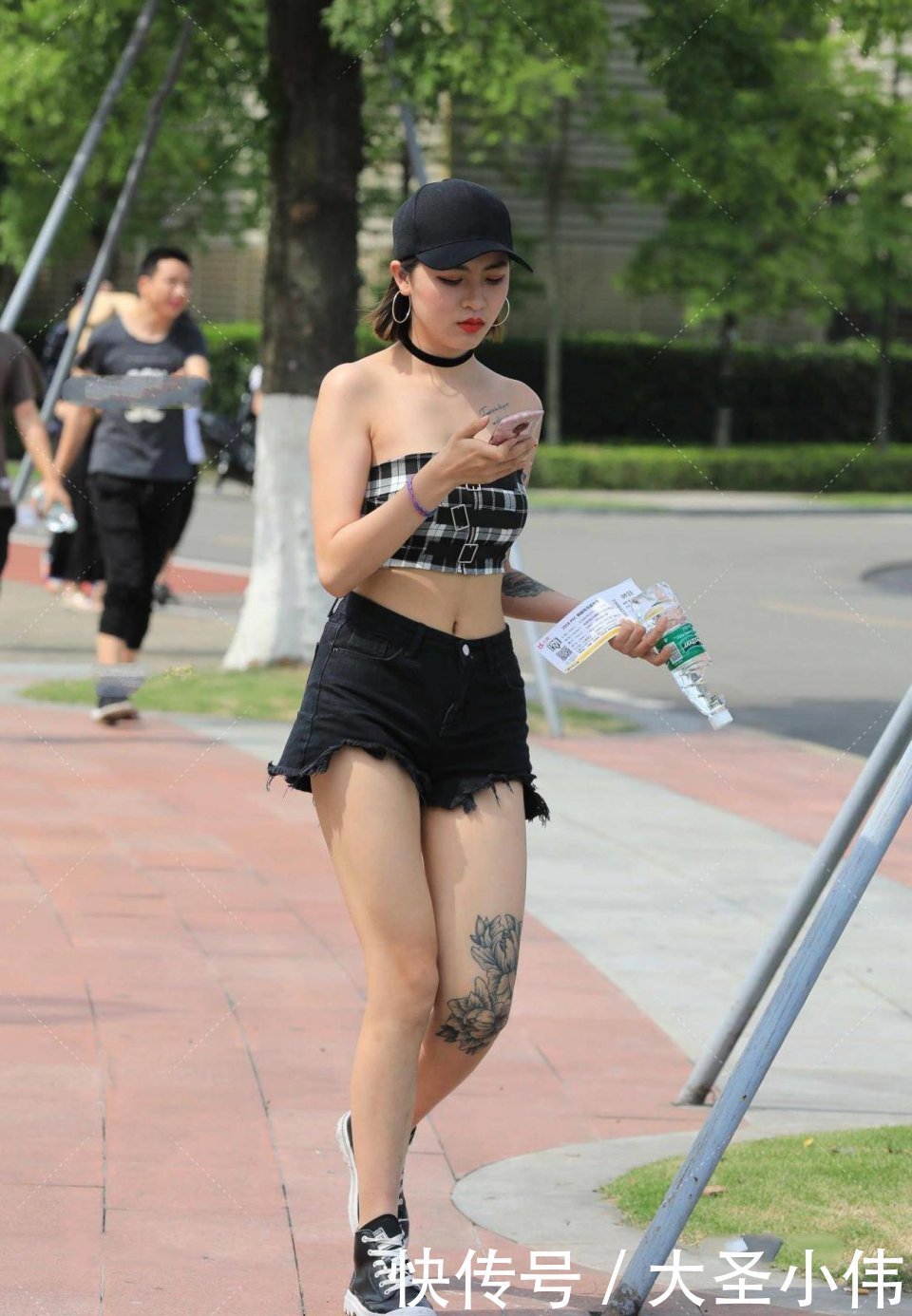 高帮鞋|美女街拍:气质美女颜值这么高,微微一笑是那么的动人,好想帮她买一杯奶茶