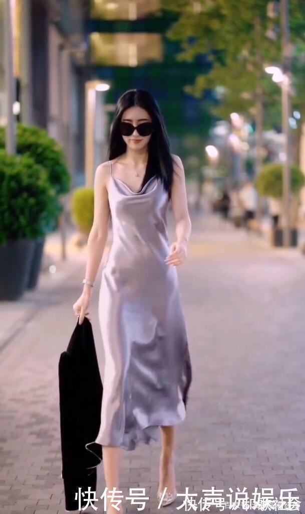 小姐姐 真丝吊带裙真有趣,一定不要穿外衣,照样美得耀眼