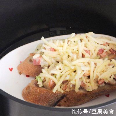 芝士|法棍的完美吃法！85°c同款「凯撒大帝」馅料满满还会拉丝
