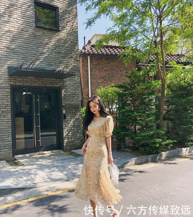显得|孙允珠时尚穿搭春馨梨杏娉婷娇婉鲜黄色连衣裙,显得活泼开朗