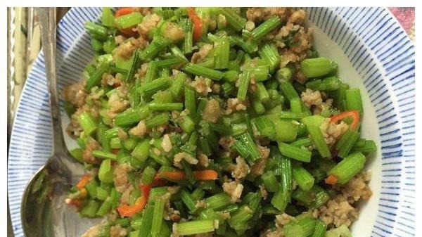 保姆阿姨放假回来,我特意做了一桌菜庆祝,饭后她感动的掉出眼泪