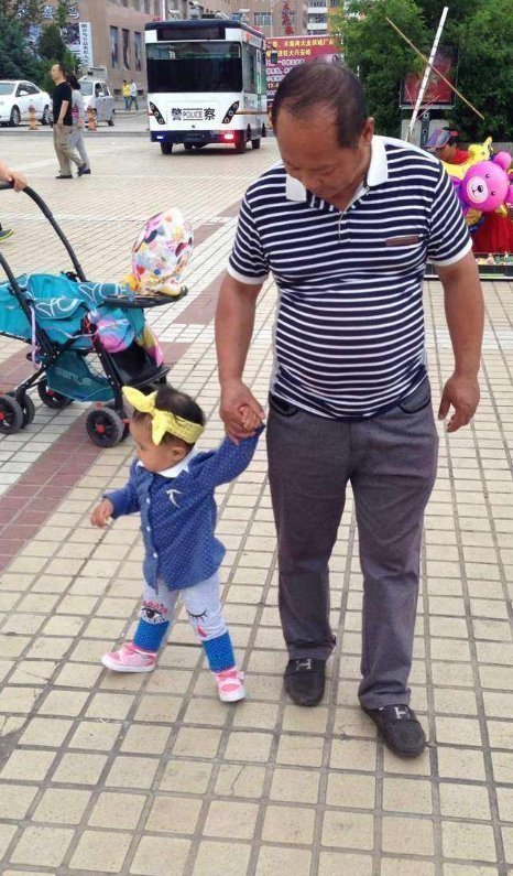 抱抱|为什么宝宝都会走路了,仍然坚持要抱抱?背后的原因让人心疼