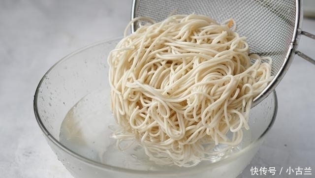 酱料|夏天就馋这碗面,麻辣鲜香,吃起来好过瘾,原来加了这味酱料