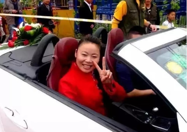 鳳凰傳奇|從年入千萬(wàn)到無(wú)人問津,因星光大道走紅的“草帽姐”,如今怎樣?