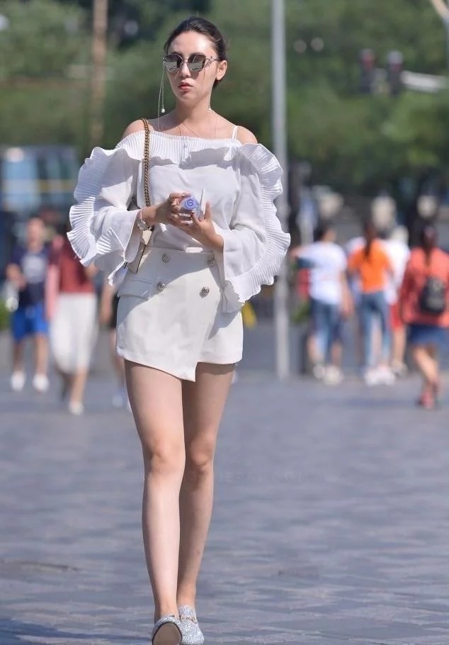 街拍:小美女呢子大衣搭配百褶蛋糕裙,温柔又乖巧,笑容甜美可爱