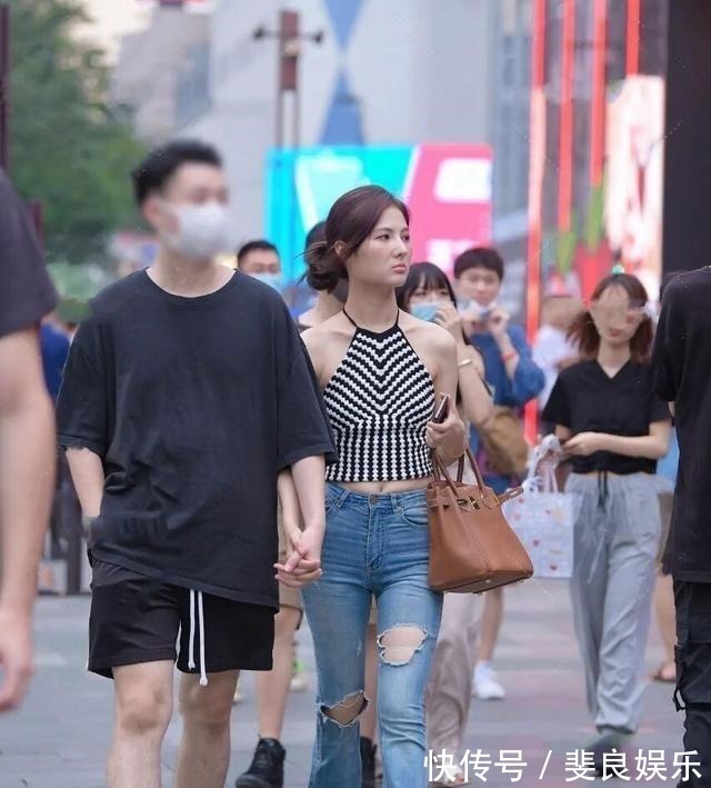 面料 浅卡其色纽扣针织衫搭蓝色打底裤,很时尚又个性,特别显气质!