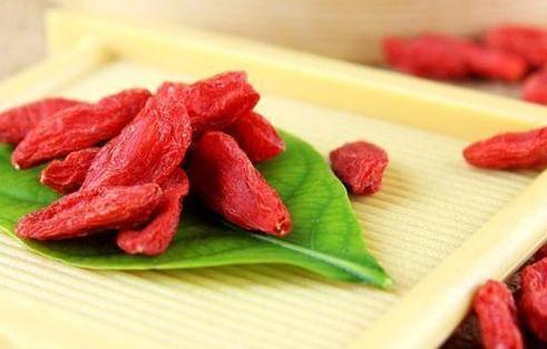 食用枸杞|男人每晚睡前“生嚼”几粒枸杞，一段时间后，这些好事你会喜欢