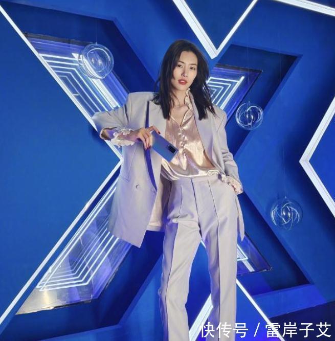 没想到刘雯还有这么可爱的一面,穿白色长款羽绒服,太接地气